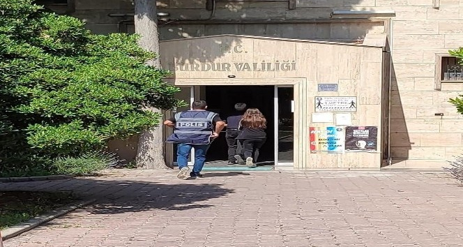 Kimliğinde fotoğrafı olmayan genç kızın yardımına polis koştu, saniyeler kala sınava yetişti