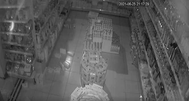 Bingöl’deki deprem iş yerlerinin güvenlik kamerasına yansıdı