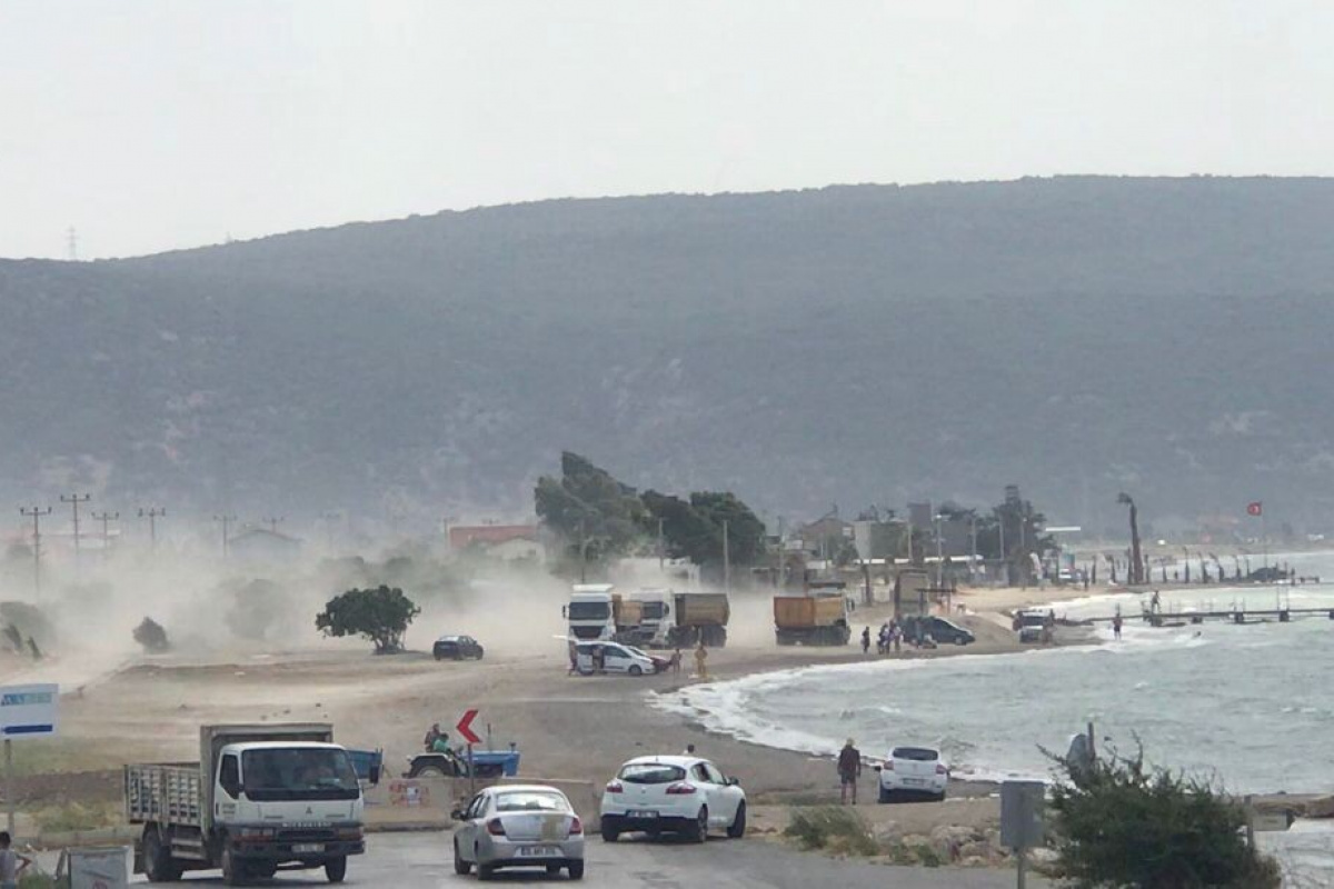 İzmir’e fırtına bir anda geldi, ortalığı yıktı geçti