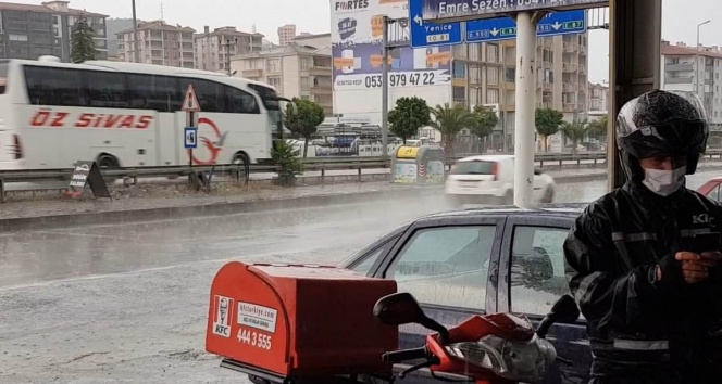 Edremitte fırtına, dolu ve yağmur hayati felç etti