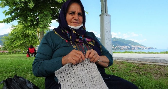 Sınava giren torunlarını onlara çeyiz örerek bekledi