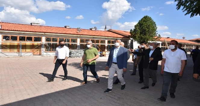 Vali Sezer “ Tesisimizde ürettiğimiz beton ve kilit parkelerle, köy yollarımızı düzenliyoruz”