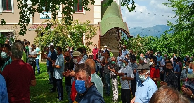 Minibüsün altında kalarak ölen 5 yaşındaki çocuk toprağa verildi