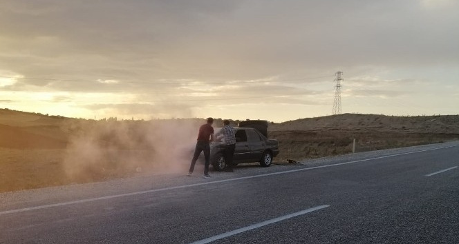 Dumanlar yükselen otomobil için vatandaşlar seferber oldu