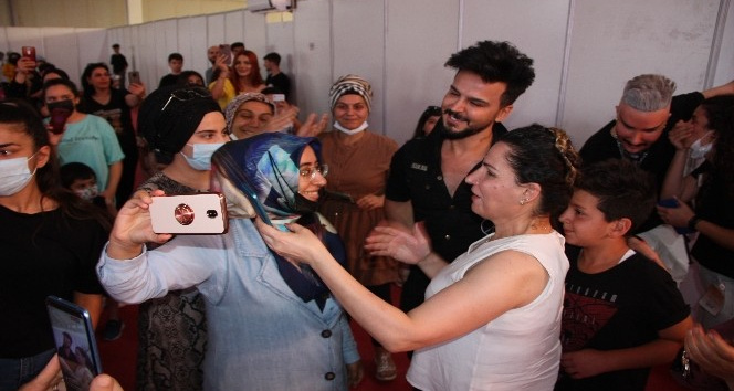 Sosyal medya fenomeni yaptığı yardım sahnesiyle sevgi seline tutuldu