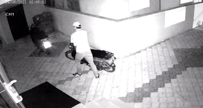 Elektrikli bisikleti inceleyip çaldı