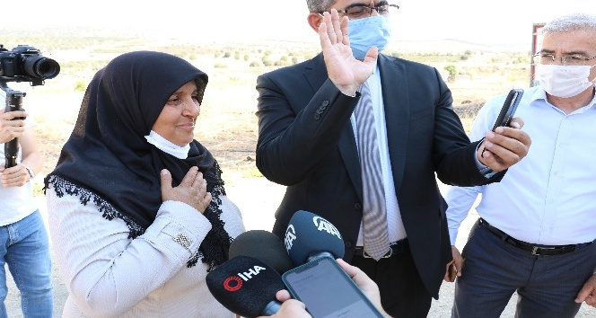 Bakan Pakdemirli tavukları telef olan kadın girişimciyi sevindirdi