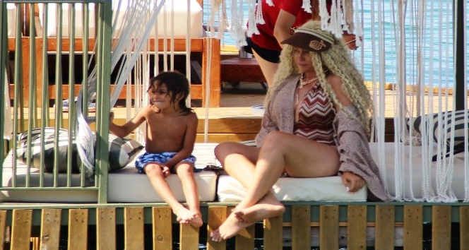 Saçları bozulmasın diye denize girmedi