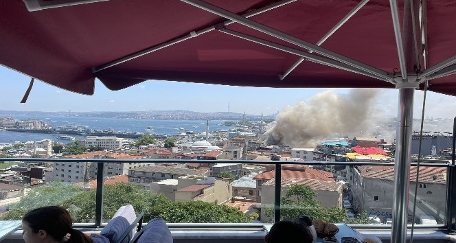 Eminönü’nde havai fişek satışı yapılan dükkanda yangın çıktı. Olay yerine itfaiye ve sağlık ekipleri sevk edildi.