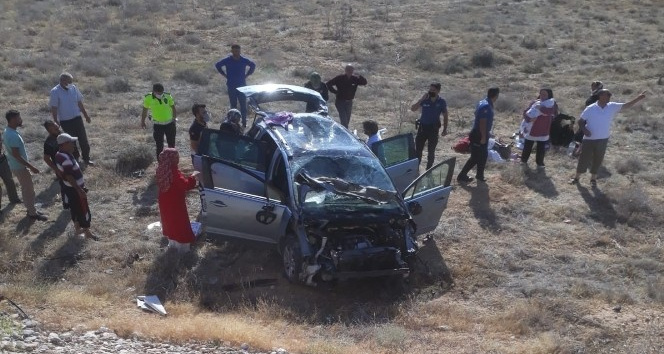 Karaman’da şarampole yuvarlanan otomobil takla attı: 10 yaralı