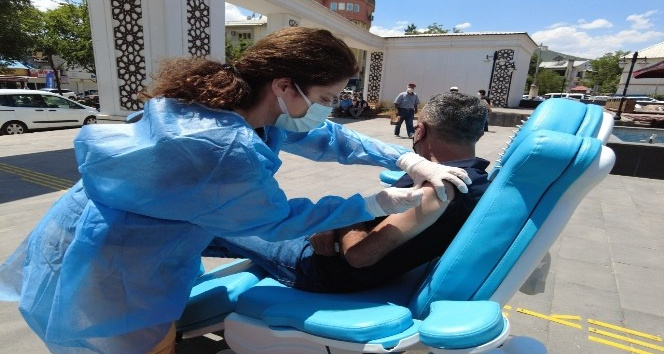 Tunceli’de meydanda mobil aşı hizmeti