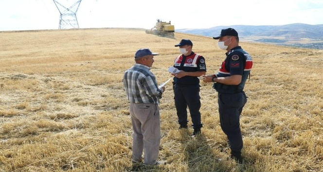 Jandarma çiftçileri anız yangınına karşı drone ile uyardı