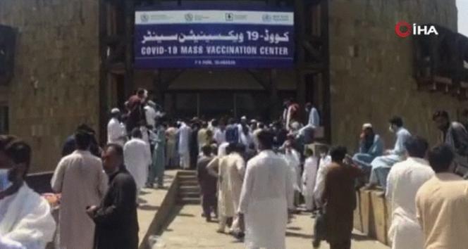 Pakistanda halk korona virüs aşı merkezine akın etti