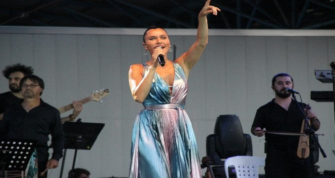 Şevval Sam en güzel türküleri ile İzmit’in kurtuluş coşkusuna ortak oldu