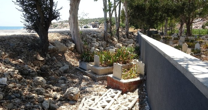 Mezarlığa duvar örüldü kabirler dışarda kaldı