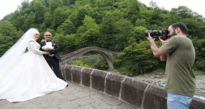 Tarihi Çifte Köprüler düğün çekimlerinin gözde mekanlarından biri haline geldi