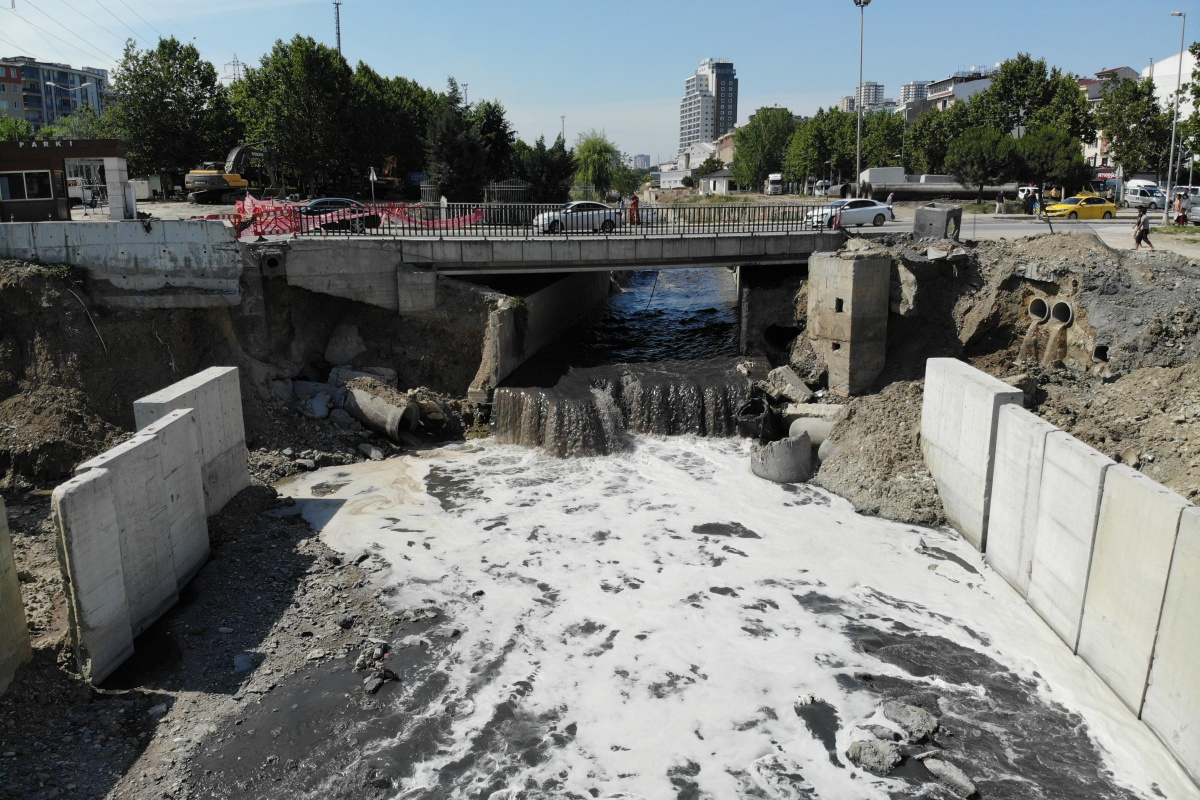 Esenyurt’ta siyah akan dere zehir saçıyor