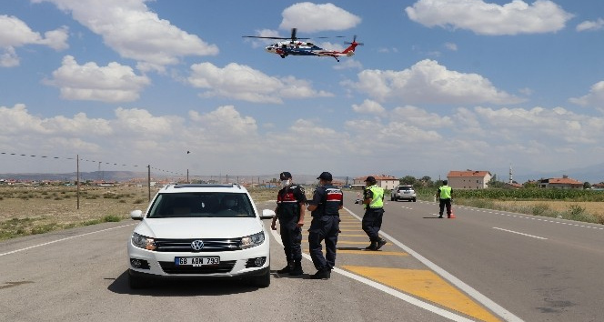 Aksaray’da jandarma trafik kuralı ihlallerini helikopterle denetledi