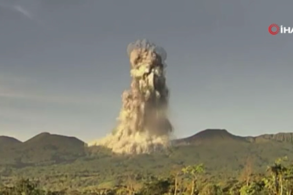 Kosta Rika’da yanardağ patladı