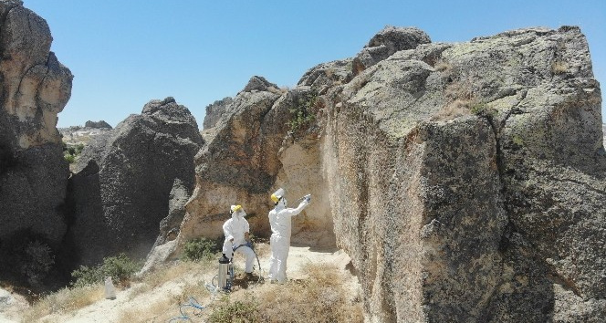 İHA gündeme getirdi, Kapadokya’da peribacaları sprey boyalardan temizlendi
