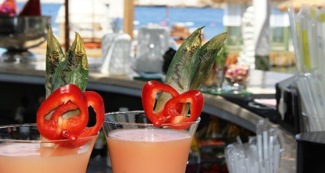 Bentonit kilinden kokteyl yaptılar, yerli ve yabancı turistlerin ilgi odağı oldu