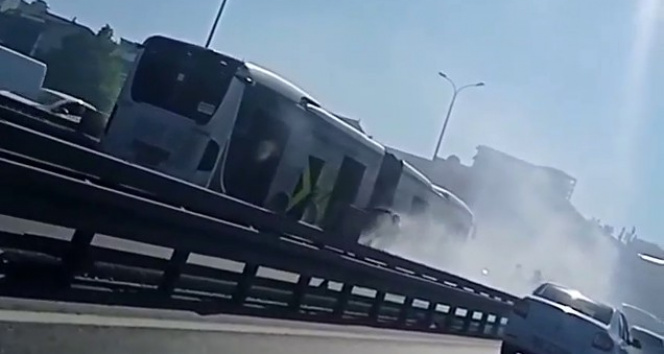 Beylikdüzünde metrobüste korkutan yangın