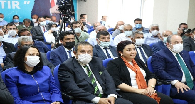 Sanayi ve Teknoloji Bakanı Varank: &quot;Bizim Bakanımız çizmesini giymiş müsilaj temizlerken İstanbul’un Belediye Başkanı Antep’e gitmiş baklava açıyor”