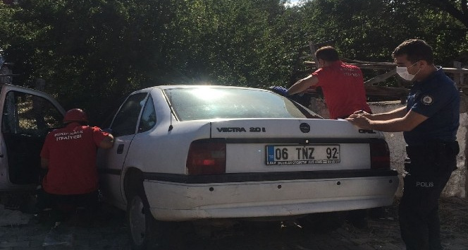 Otomobil evin bahçe kapısına çarptı: 1 yaralı