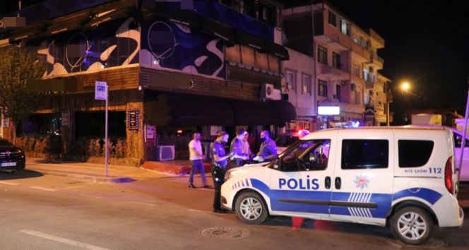 1 Temmuzu bekleyemediler, alkollü mekanda eğlenirken yakalandılar