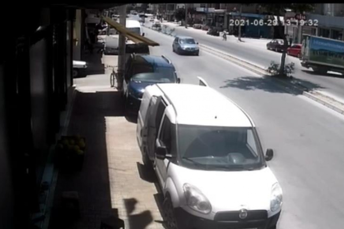 el freni cekilmeyen kamyonet refuju asip park halindeki araca carpti