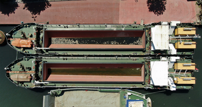 İBBnin iskeleye bağlı olarak müsilaj temizleyen gemileri havadan görüntülendi