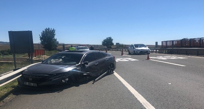 Otomobil çelik bariyere çarptı: 2 yaralı