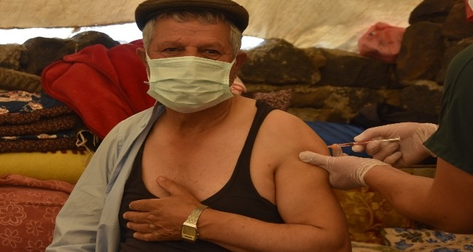 Bitlis’te 150 yaylacı çadırlarında aşı oldu
