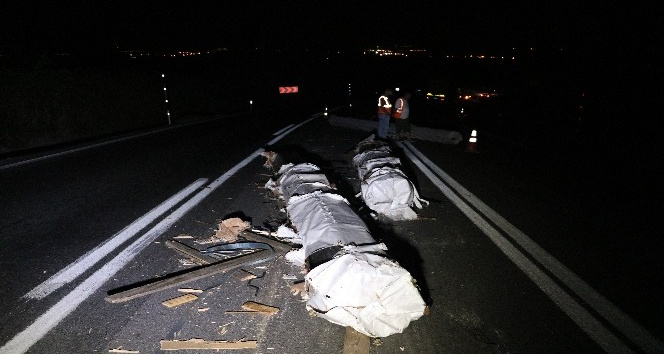 Tırdan dökülen alüminyum çubuklar yolu trafiğe kapattı