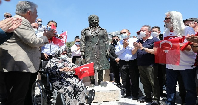 Kabotaj Bayramı’nda  Yat Limanı’nda simge isimlerin heykelleri açıldı