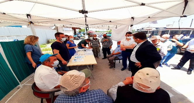 Vatandaşlar pazar yerinde aşılandı