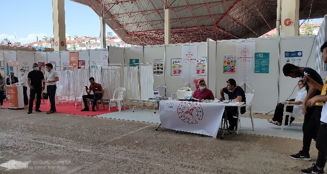 Fuara katılanlar sıraya girip randevusuz aşılandı