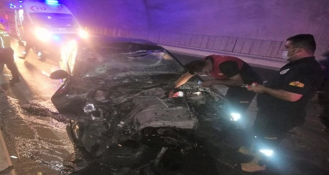Tünelde otomobil kamyona çarptı: 1 ölü