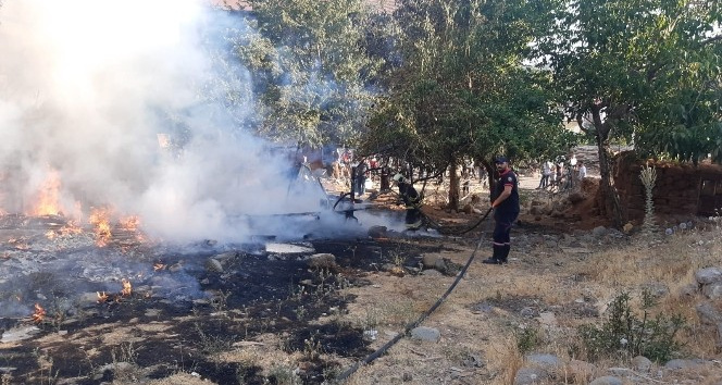 Bingöl’de korkutan yangın evlere sıçramadan söndürüldü