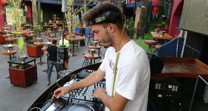 Barlar Sokağı 22 ay sonra eski günlerine dönüyor