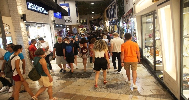 Bodrum’da eğlence mekanları yasakların kalkmasıyla doldu taştı