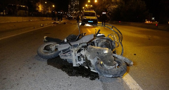 Kontrolden çıkan otomobil trafik polisi ve motosiklete çarptı: 2 ölü, 1 polis yaralı