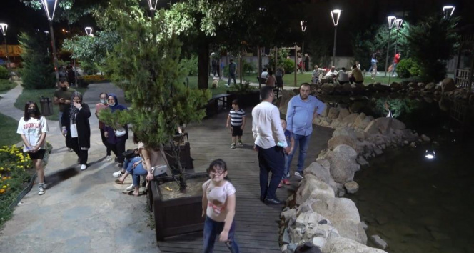 Kısıtlamasız gecede vatandaşlar sokağa döküldü, esnaf bayram etti