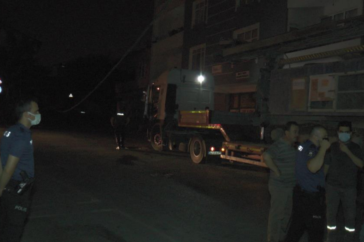 Ümraniye’de üzerinde iş makinesi taşıyan tır elektrik tellerini kopardı