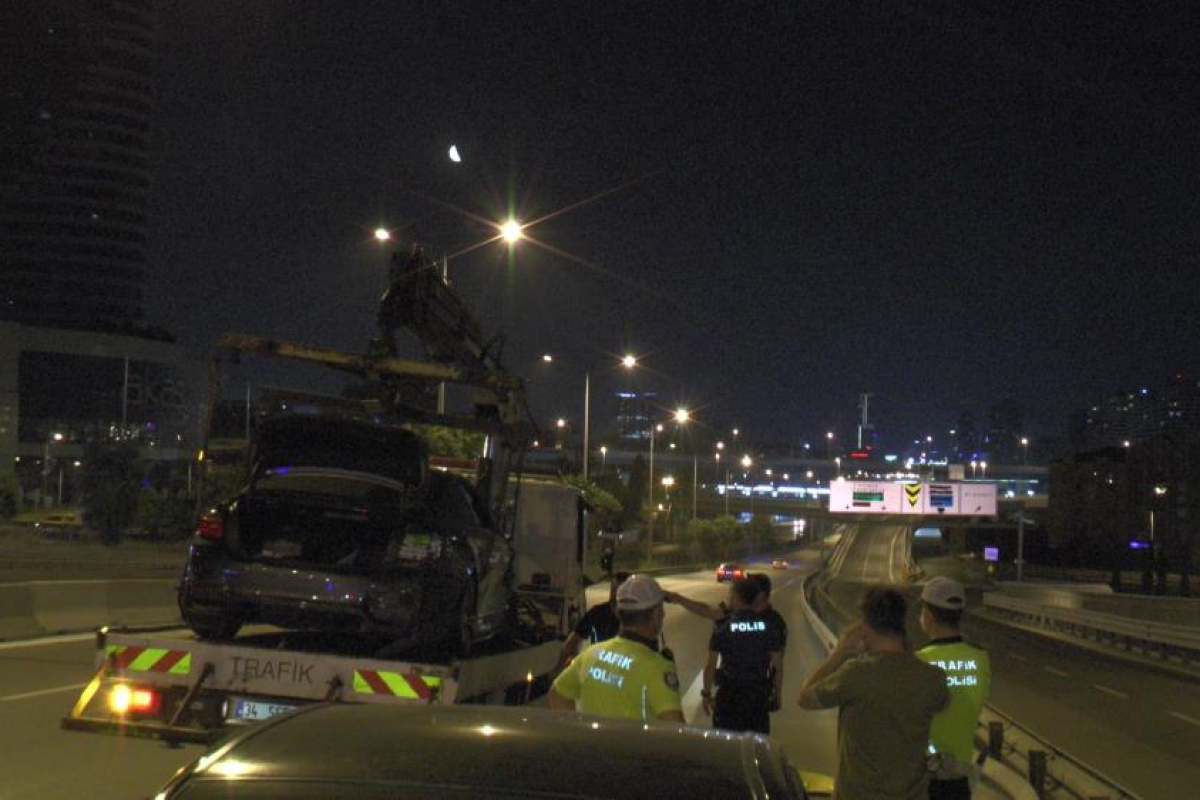 Kadıköy’de makas atarak ilerleyen sürücü kaza yaptı, aracı bırakıp kaçtı