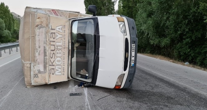 Otomobille çarpışan mobilya yüklü kamyonet yan yatıp sürüklendi: 4 yaralı