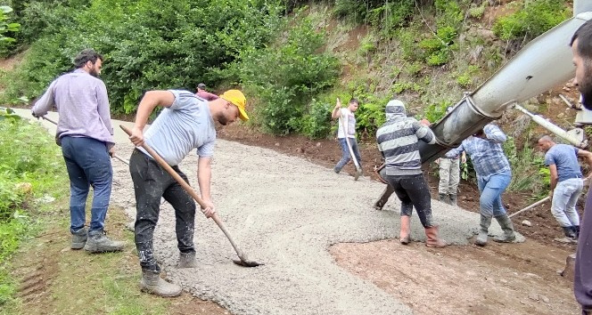 Köyün gençleri "Her şeyi devletten beklememek lazım" dediler, yayla yollarına kendileri beton döktüler