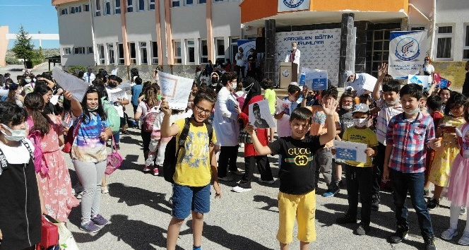 Nevşehir’de öğrenciler karne sevincini yaşadı