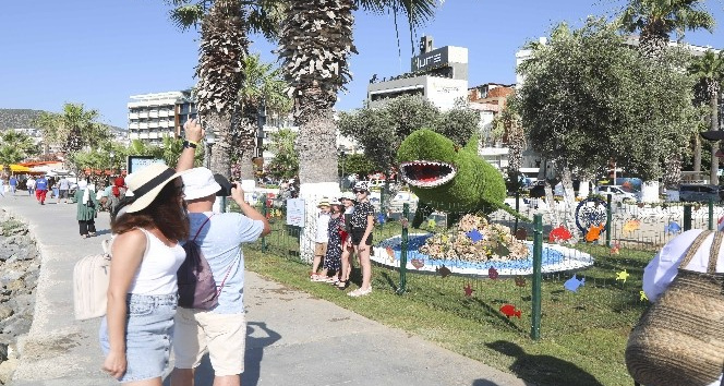 Çocukların renkli dünyası Kuşadası sahilinde yerini aldı