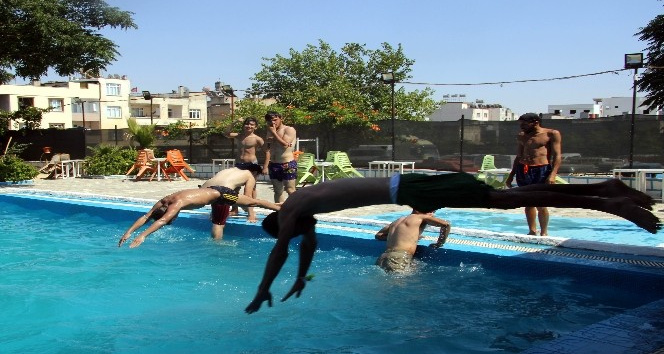 Aşırı sıcaktan bunalan gençler havuzda serinliyor